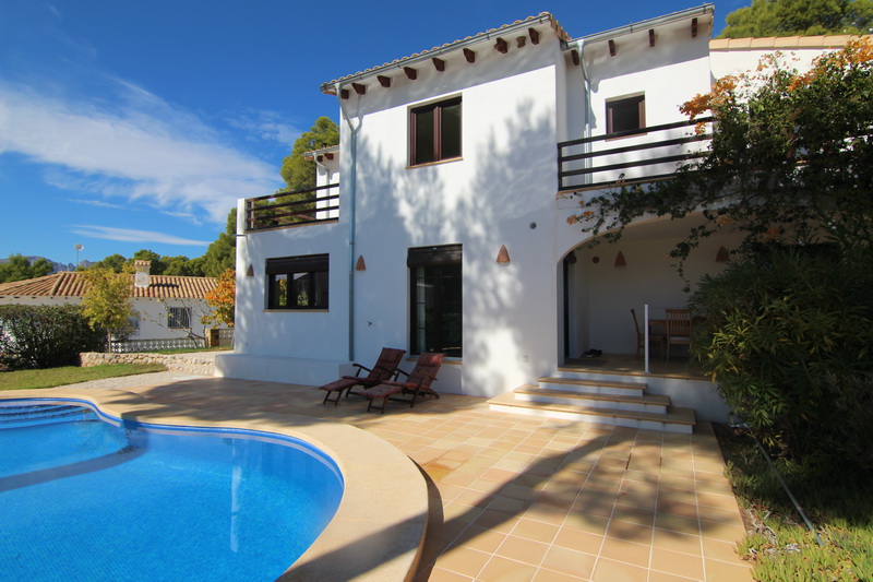 Large villa on a flat plot, in a quiet environment, in Altea
